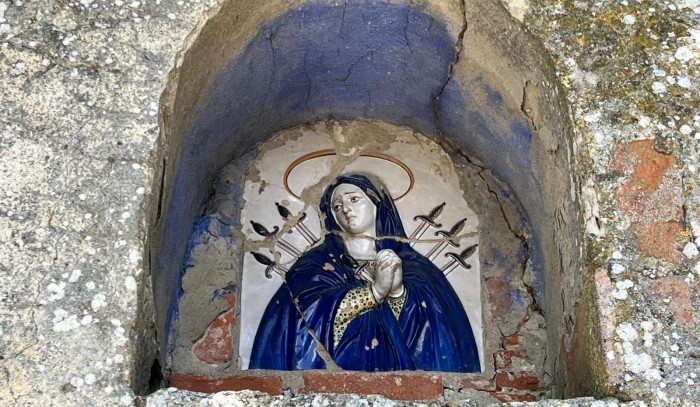 Il barattolo di latta, i fiori e quelle Madonnine che non riconosciamo più
