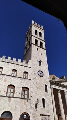 Assisi Piazza del ComuneAnFerrucci rid